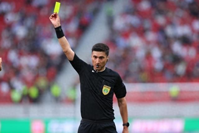 鲁沪大战争议判罚!马纳法手球逃点,媒体人:麦麦提江看都不看