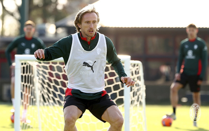 米兰队发布训练组图备战新赛季|ac米兰_新浪体育_新浪新闻