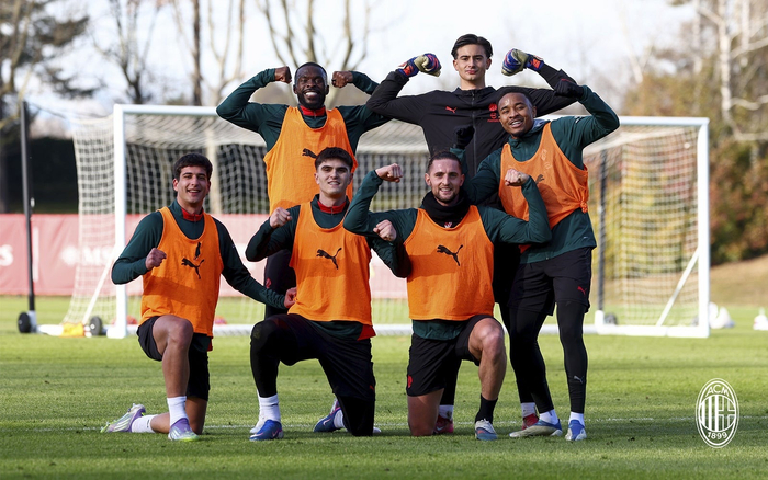 米兰队发布训练组图备战新赛季|ac米兰_新浪体育_新浪新闻