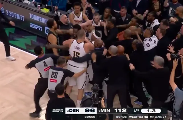 麦丹最后时刻上篮，约基奇后场冲过来推搡爆发大范围冲突