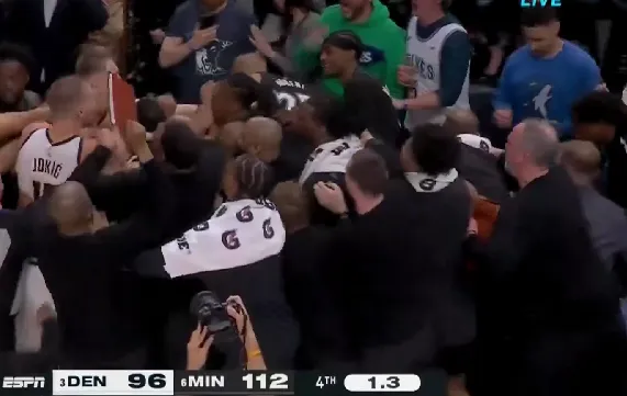 麦丹最后时刻上篮，约基奇后场冲过来推搡爆发大范围冲突