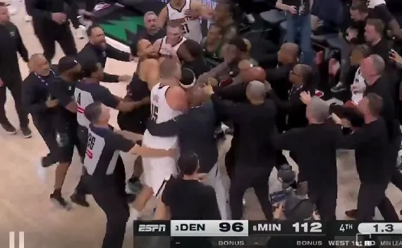 麦丹最后时刻上篮，约基奇后场冲过来推搡爆发大范围冲突